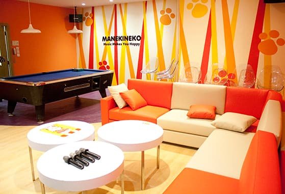 manekineko karaoke vip room with billiard table