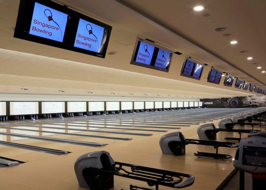 bowling alley and monitors at temasek club bowling ini singapore